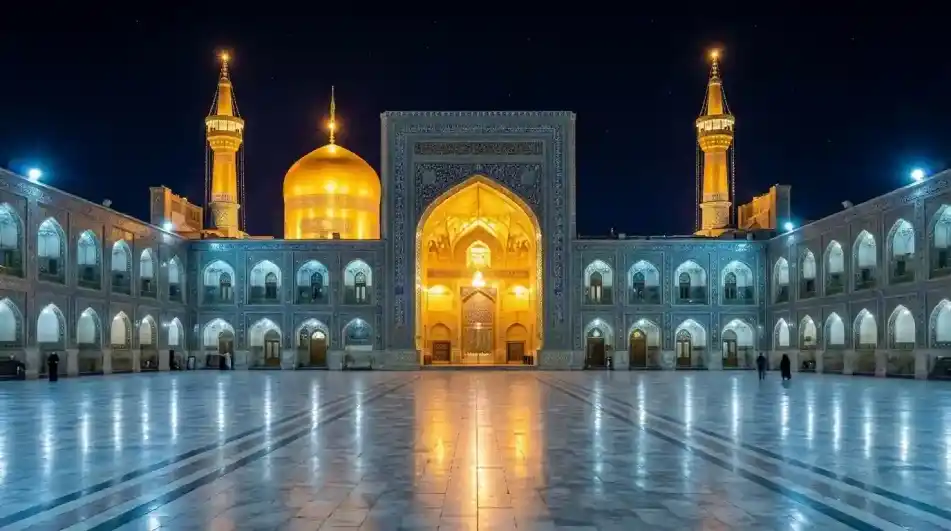 نمای باشکوه گنبد و گلدسته طلایی حرم امام رضا در بهترین فصل سفر به مشهد